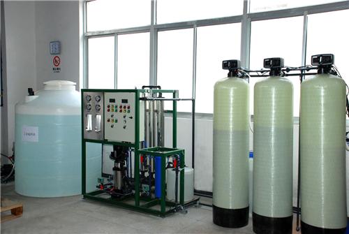       我國的高新科技產業的發展越來越好，各種電子產品可以用在日常生活中。LCD液晶做為重要的組成，它的質量也決定人們的視覺感受。LCD液晶顯示器清洗用超純水設備制取的純水，可以讓去除液晶顯生產過程中附著表面的塵埃和一些細小雜質。