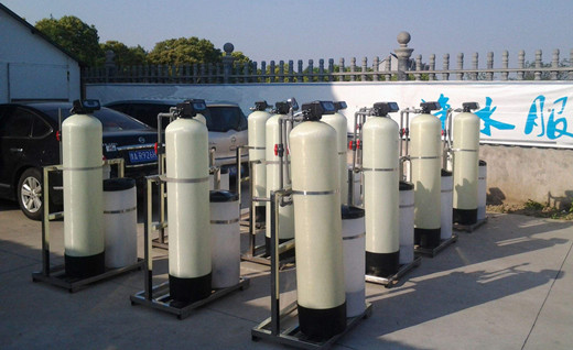 鍋爐軟化水設備分為時間控制型、流量控制型，連續(xù)供軟水系統(tǒng)型多種系列，有單閥單罐、單閥雙罐、雙閥雙罐并聯(lián)、大型多閥多罐串聯(lián)等多種組合形式，滿足用戶不同用水需求。